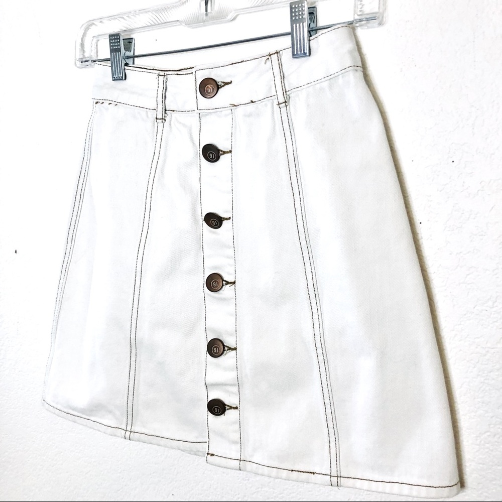 5 for $25 ⭐️ High Rise White Denim Skirt
